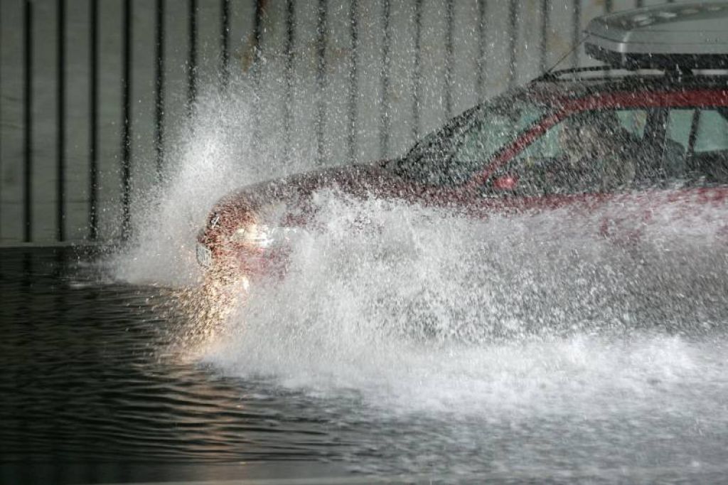Meteorologi svarijo: hudourniki lahko poplavijo tudi danes